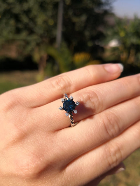 Imagen de anillo de compromiso alternativo inspirado en los vikingos en oro blanco con zafiro australiano y diamantes