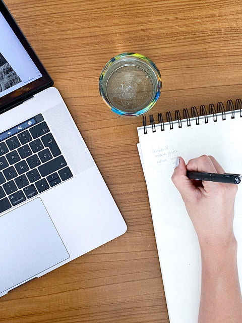 Imagen de mujer escribiendo