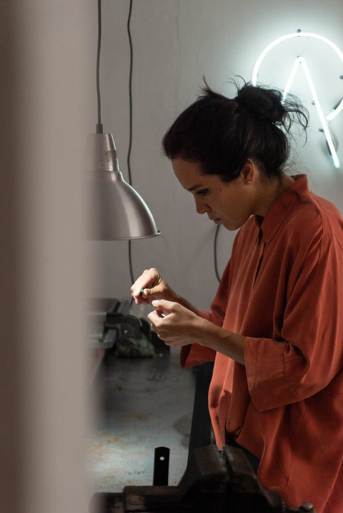 Imagen de joyero revisando piedras