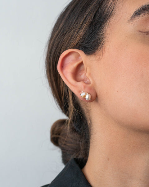 Imagen de aretes de perlas barrocas en modelo