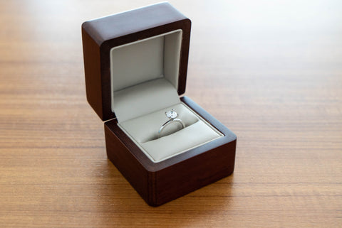Imagen de anillo de compromiso en caja 