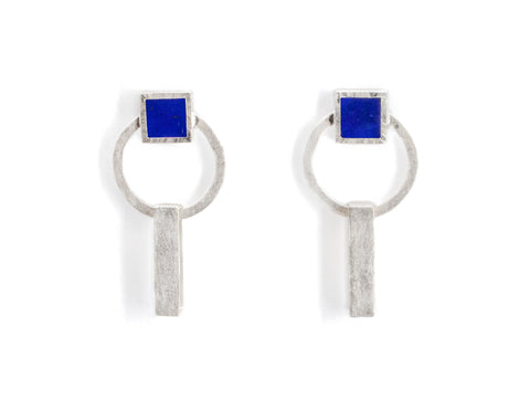 Imagen de aretes geométricos de plata con lapislázuli