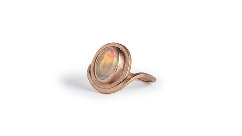 Imagen de anillo de compromiso alternativo en oro rosa 14K reciclado y ópalo de fuego, pieza única. Customised engagement ring