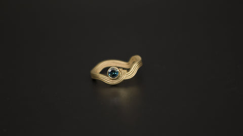 Imagen de anillo de compromiso alternativo en oro amarillo 14K y zafiro australiano inspirado en el mar