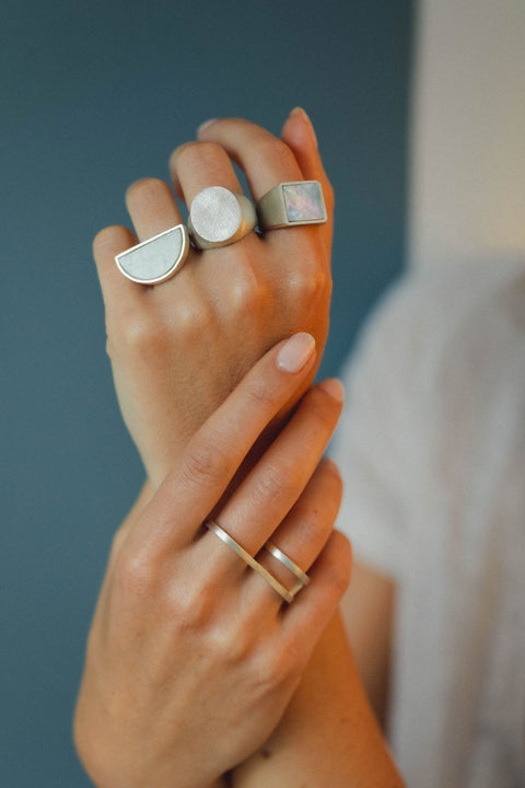 Imagen de manos de mujer con anillos de plata
