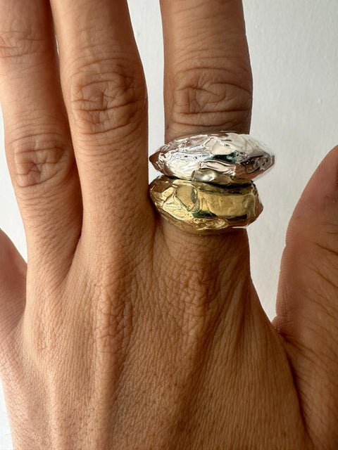 Imagen de mano con anillos dorados y plateados