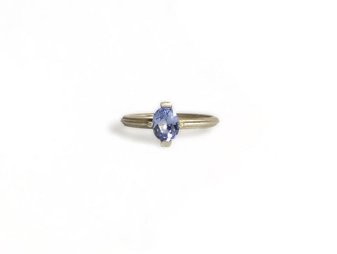 Imagen de anillo de compromiso alternativo en oro blanco sin platinar y zafiro cornflower