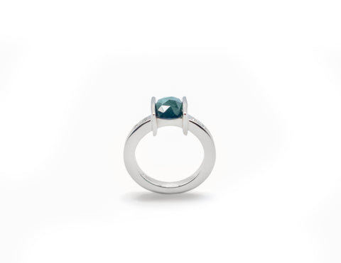  Imagen de anillo alternativo de compromiso en oro blanco con zafiro australiano y diamantes