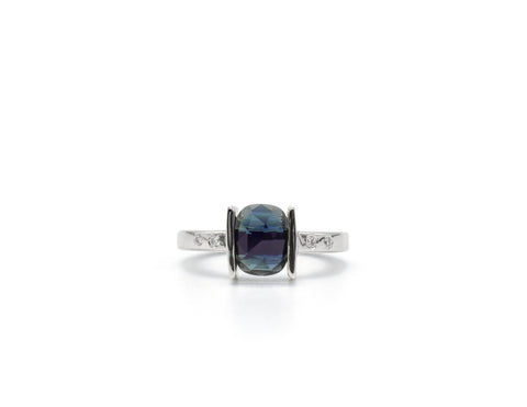 Imagen de anillo alternativo de compromiso en oro blanco con zafiro australiano y diamantes