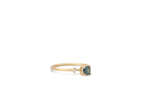 Imagen de anillo alternativo de compromiso en oro amarillo con zafiro australiano y diamante