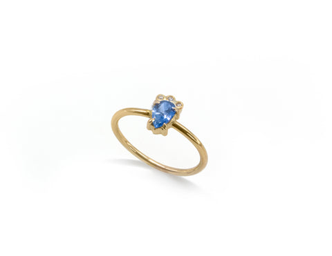 Imagen de anillo de oro amarillo con zafiro cornflower y diamantes en ángulo