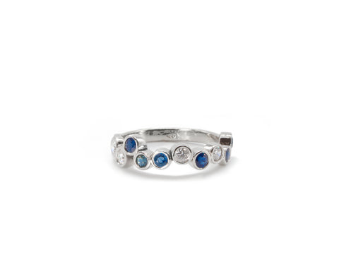 Imagen de anillo de oro blanco con diamantes y zafiros de frente