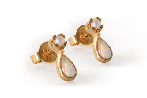 Imagen de aretes de plata bañados en oro con perlas y ópalos australianos